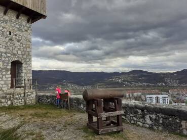 Dobojska tvrđava. Tvrđava i grad imena Doboj nalaze se u sjevernoj Bosni na prostoru jedne široke geografske zone pobrđa.