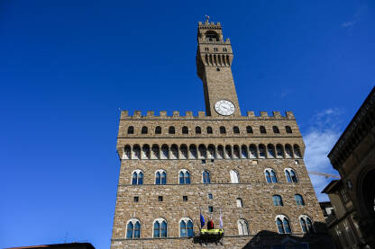 Firenca, Italija: Historijske zgrade u centru grada. Palazzo Vecchio, gradska vijećnica na Piazza della Signoria. Toranj sa satom u Firenci.