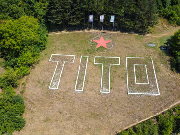 Veliki natpis Tito - posvećen nekadašnjem predsjedniku SFR Jugoslavije.