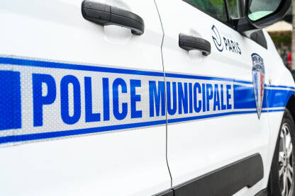 Pariz, Francuska: Natpis i logo policije na automobilu. Simbol francuske lokalne policije.