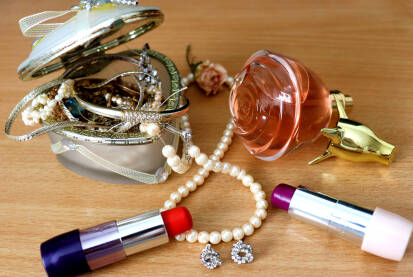 Ženski kutak, nakit, ruž, karmin, parfem, šminka, dama, žena, uljepšavanje