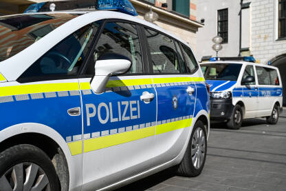 Automobili njemačke policije na ulici. Policija, Minhen, Njemačka.