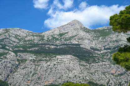 Planinski pejzaž ljeti. Kamen i stijene. Planina Biokovo, Hrvatska.