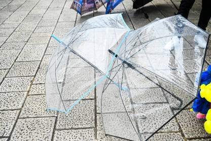 Kišobrani na prodaju tokom kiše u gradu. Prozirni kišobrani na prodaju tokom kišnog dana u proljeće.