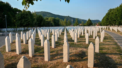 Srebrenica, Bosna i Hercegovina: Memorijalni centar Potočari. Groblje identifikovanih ubijenih žrtava u genocidu u Srebrenici 1995. godine.