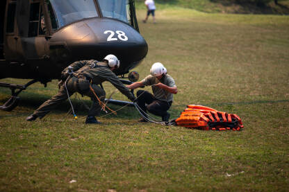 Helikopteri OS BiH u akciji gašenja šumskog požara.