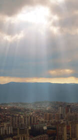 Panorama Sarajeva i oblačan dan
