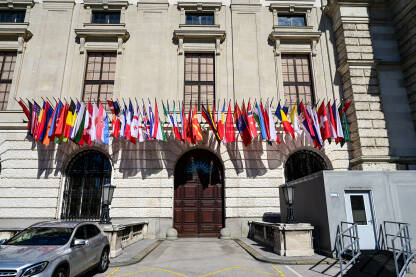 OSCE sjedište u Beču, Austrija. Zastave članica OSCE-a. Organizacija za sigurnost i suradnju u Evropi.