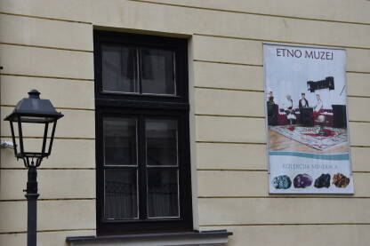 Prozor pored postera na etno muzeju na zgradi Agencije u Jajcu.