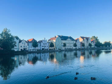 Refleksija zgrada na rijeci Isar. Landshut, Njemačka