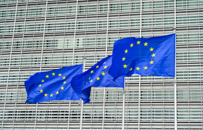 Zastave Evropske unije. Institucije EU. Zastave Evropske unije. Berlaymont zgrada u Briselu, Belgija. Sjedište Evropske komisije u Bruxellesu.