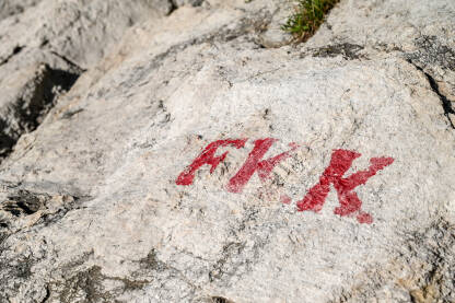 FKK znak na plaži. Znak naturizma. Nudistička plaža uz more.
