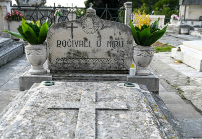 Nadgrobni spomenik na katoličkom groblju. Natpis: "Počivali u miru"