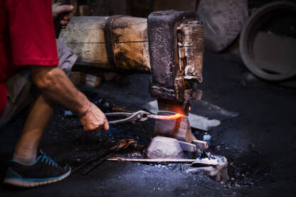 Oćevija, živopisno selo u vareškom kraju možda je i posljednje u Evropi koje je do danas, u vrijeme modernih tehnika i fabrika, sačuvalo tradicionalni, srednjovjekovni način kovanja željeza.