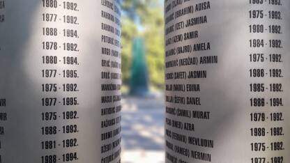 Spomenik ubijenoj djeci Sarajeva 1992 -1995. Imena ubijene djece