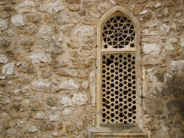 Stari prozor na dzamiji u Mostaru.
