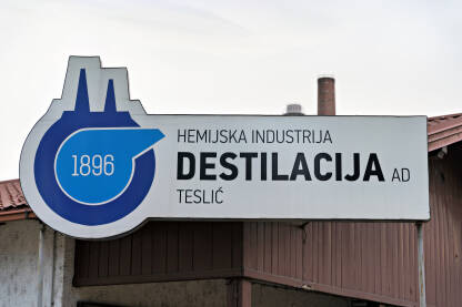 Znak na ulazu u fabriku  HI „Destilacija” Teslić.