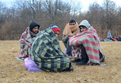 Bihać, Bosna i Hercegovina: Grupa izbjeglica se smrzava tokom hladnog zimskog dana. Nehumani uslovi u kampovima. Balkanska ruta.