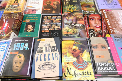 Sajam knjiga, Sarajevo 2023. Izložba knjiga. Izbor knjiga izloženih u prodavnici. Kolekcija knjiga na policama u radnji.