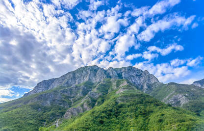 Obronci planine Čabulje fotografisani iz Drežnice.