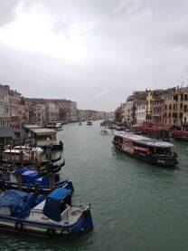 Sasvim obican dan u Veneciji, pomalo tmuran I neveseo. Pogled sa mosta na gondole.