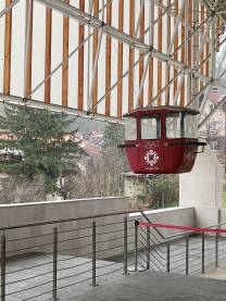 Eksponat stare gondole/žičare sa simbolom olimpijade 1984 godine u Sarajevu