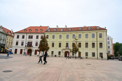 Bratislava, Slovačka: Ljudi na glavnom trgu u centru grada. Zgrade na Hlavné námestie, glavnom trgu u starom gradu.