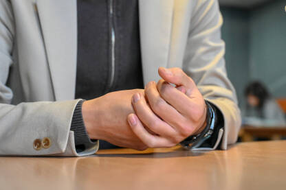Ruke mladića tokom diskusije. Muške ruke u neformalnom sastanku, izbliza.