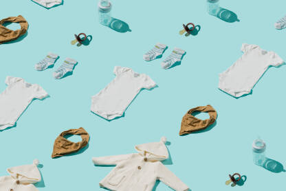 Set odjeće i dodataka za bebe na plavoj pozadini.