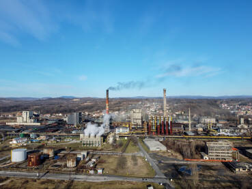 Teško industrijsko zagađenje zraka iz dimnjaka. Toksičan dim iz industrijske zone. Fabrički dimnjak ispušta zagađenje u prirodu.