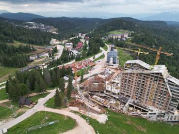 Gradilište novog objekta na Jahorini.
U pozadini još jedno gradilište.