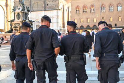 Karabinjeri na trgu u Italiji. Policija patrolira na ulici.