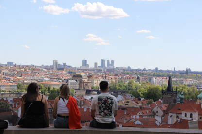 "Zlatna"prijestonica Češke, Prag jedna je od omiljenih destinacija za turiste. Posebna atrakcija je Praški zamak koji, osim što je znamenitost sama za sebe, nudi pogled na cijeli grad.