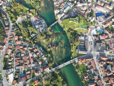Pogled iz ptičije perspektive na rijeku Unu u centru Bosanske Krupe