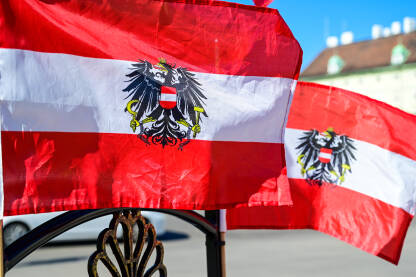 Austrijska zastava se vijori na vjetru. Državna zastava Austrije.