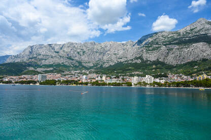 Makarska rivijera, Hrvatska. Popularno turističko odredište u Dalmaciji. Jadransko more i planina Biokovo u pozadini.