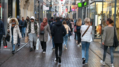 Den Hague, Nizozemska: Ljudi i turisti šetaju ulicama u centru grada.