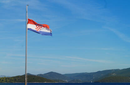 Hrvatska zastava na jarbolu na Pelješkoj obali.