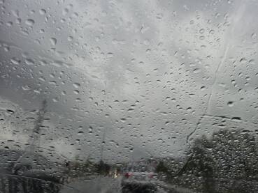 Kapi kiše na vjetrobranskom staklu auta