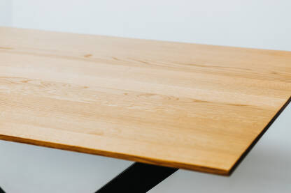 Detalji drvenog stola sa metalnim nogama