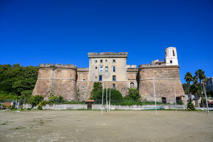 Nettuno, Italija: Utvrda na obali. Nettuno, Italija: Utvrda na obali. Forte Sangallo ili Fortezza di Nettuno. Utvrđenje na Tirenskom moru. Stari zamak.