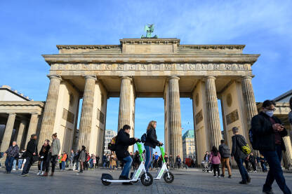 Berlin, Njemačka: Brandenburška vrata. Grupa turista i građana ispred simbola Berlina.