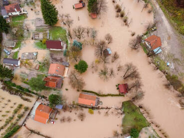 Poplavljene kuće, Snimak dronom. Riječna poplava. Rijeka Željeznica.