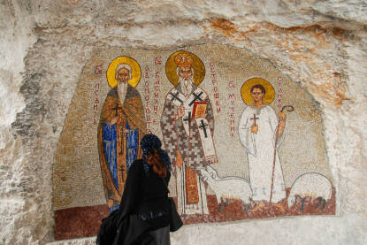 Hodočasnica pred ikonom u manastiru Ostrog u Crnoj Gori. Žena se moli u manastiru.