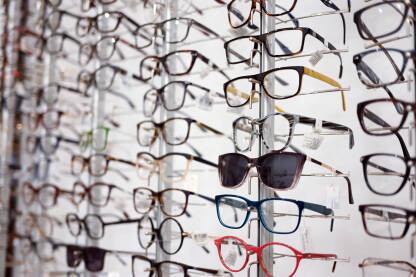 Naočale izložene u optičarskoj radnji.