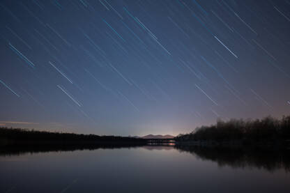 Tragovi zvijezda na noćnom nebu iznad rijeke Save i planine Motajice