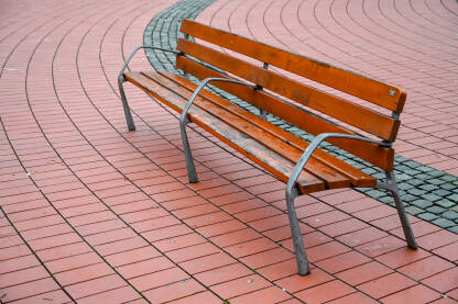 Klupa s metalnim naslonima za ruke dizajnirana da spriječi ljude da leže. Hostile architecture.