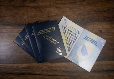Novi pasoši - putovnice Bosne i Hercegovine na drvenoj podlozi