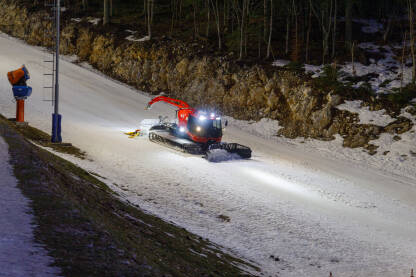 Na veoma maloj količini snijega, ratrak priprema stazu za noćno skijanje na olimpijskoj ljepotici Bjelašnici
