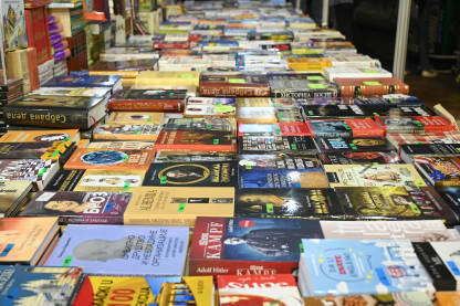 Sarajevski sajam knjiga. Izbor knjiga izloženih na štandu. Kolekcija knjiga na policama u radnji.